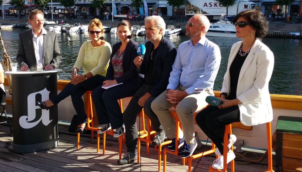 Mediedebatt i mediebåten i Arendal: Fra venstre ordstyrer Stål Talsnes (TV 2), stortingsrepresentant Rigmor Aasrud (Ap), stortingsrepresentant Heidi Nordby Lunde (Høyre), sjefredaktør Eivind Ljøstad (Fædrelandsvennen), Thomas Spence (NJ-leder) og Kjersti Løken Stavrum (generalsekretær Norsk Presseforbund). Foto: Bjørn Åge Mossin Mediedebatt i mediebåten i Arendal: Fra venstre ordstyrer Stål Talsnes (TV 2), stortingsrepresentant Rigmor Aasrud (Ap), stortingsrepresentant Heidi Nordby Lunde (Høyre), sjefredaktør Eivind Ljøstad (Fædrelandsvennen), Thomas Spence (NJ-leder) og Kjersti Løken Stavrum (generalsekretær Norsk Presseforbund). Foto: Bjørn Åge Mossin