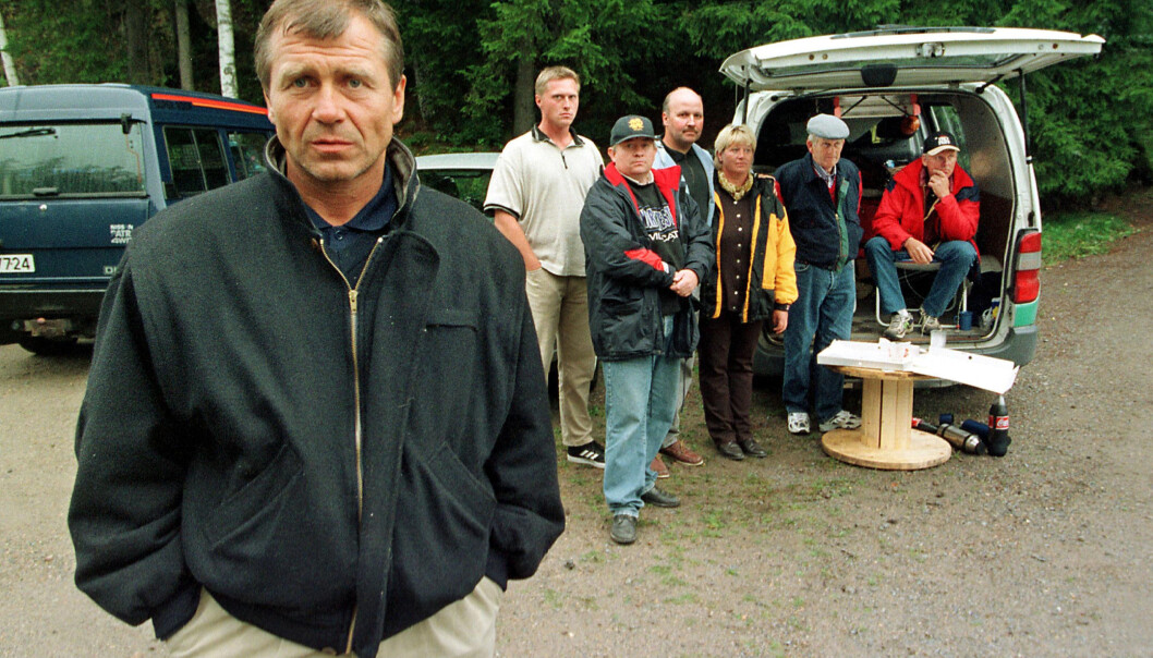 Naboene i Hedrum satte etter drapet på 12 år gamle Kristin Juel Johannessen i august 1999 opp en post ved huset til familien for å skjerme dem fra mediene. Foran står talsperson Geir Gloppe som tok på seg jobben med å håndtere pressen. Foto: Øivind Skar Naboene i Hedrum satte etter drapet på 12 år gamle Kristin Juel Johannessen i august 1999 opp en post ved huset til familien for å skjerme dem fra mediene. Foran står talsperson Geir Gloppe som tok på seg jobben med å håndtere pressen. Foto: Øivind Skar