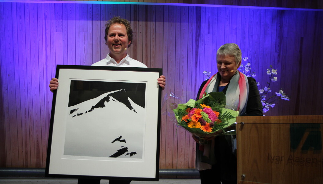 Jan Zahl mottar Kulturdepartementets nynorskpris fra juryens sekretær Magni Øvrebotten. Foto: Ivar Myklebust Longvastøl Jan Zahl mottar Kulturdepartementets nynorskpris fra juryens sekretær Magni Øvrebotten. Foto: Ivar Myklebust Longvastøl