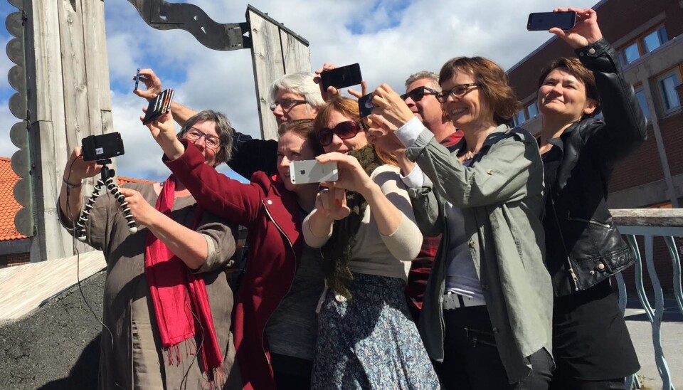 De ansatte ved journalistutdanningen i Bodø etter et kurs mobiljournalistikk tidligere i år. Fra venstre: Hege Lamark, Bengt Engan, Anette Hanssen (HiNe), Anki Gerhardsen, Jan Erik Andreassen, Lisbeth Morlandstø, Birgit Røe Mathisen. Anki Gerhardsen arbeider ikke lenger ved journalistutdanningen. Foto: Jon Terje Hellgren Hansen De ansatte ved journalistutdanningen i Bodø etter et kurs mobiljournalistikk tidligere i år. Fra venstre: Hege Lamark, Bengt Engan, Anette Hanssen (HiNe), Anki Gerhardsen, Jan Erik Andreassen, Lisbeth Morlandstø, Birgit Røe Mathisen. Anki Gerhardsen arbeider ikke lenger ved journalistutdanningen. Foto: Jon Terje Hellgren Hansen
