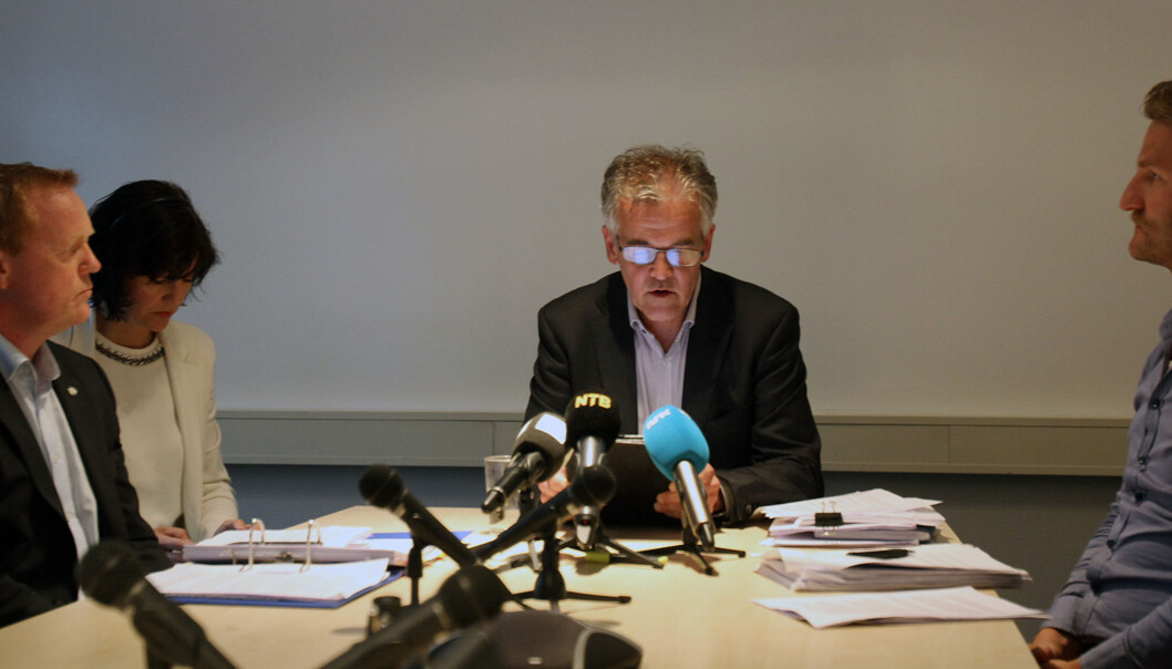 PFUs leder Alf Bjarne Johnsen leser opp hovedkonklusjonene fra behandlingen av den såkalte monsterklagen. Redaktørenes representant i utvalget, Alexander Øystå og generalsekretær Kjersti Løken Stavrum i Presseforbundet til venstre. Journalistenes representant Martin Riber Sparre til høyre. Foto: Glenn Slydal Johansen PFUs leder Alf Bjarne Johnsen leser opp hovedkonklusjonene fra behandlingen av den såkalte monsterklagen. Redaktørenes representant i utvalget, Alexander Øystå og generalsekretær Kjersti Løken Stavrum i Presseforbundet til venstre. Journalistenes representant Martin Riber Sparre til høyre. Foto: Glenn Slydal Johansen
