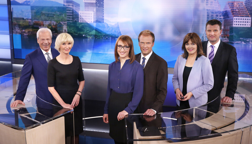 Nyhetsoppleserne Viggo Johansen (fra venstre), Nina Owing, Ingerid Stenvold, Atle Bjurstrøm, Ingvild Bryn og Jon Geilus i det nye studio. Foto: Ole Kaland/NRK Nyhetsoppleserne Viggo Johansen (fra venstre), Nina Owing, Ingerid Stenvold, Atle Bjurstrøm, Ingvild Bryn og Jon Geilus i det nye studio. Foto: Ole Kaland/NRK