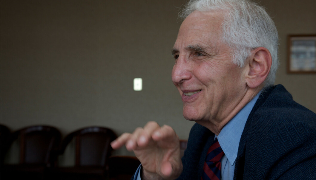 Daniel Ellsberg møter stortingspresident Olemic Thommessen utenfor Stortinget onsdag. Foto: Christopher Michel/Wikimedia. Daniel Ellsberg møter stortingspresident Olemic Thommessen utenfor Stortinget onsdag. Foto: Christopher Michel/Wikimedia.