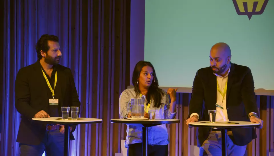 Mala Wang-Naveen fra Aftenposten flankert av Kadafi Zaman i TV 2 til venstre og NRKs Fouad Acharki til høyre. Foto: Nordiske Mediedager/Flickr.com