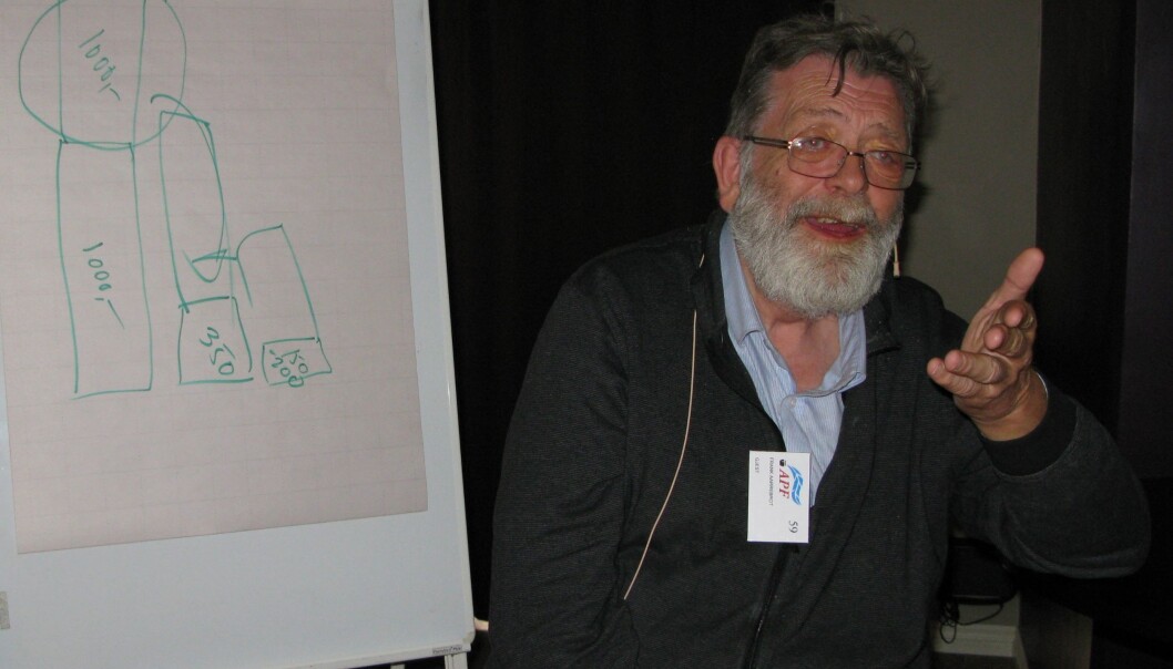 Frank Aarebrot i kjent stil på APFs landsmøte tirsdag. Foto: Bjørn Åge Mossin Frank Aarebrot i kjent stil på APFs landsmøte tirsdag. Foto: Bjørn Åge Mossin
