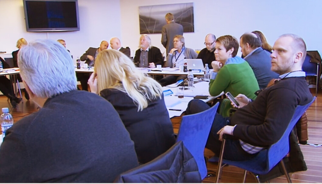 Per Edgar Kokkvold (i midten bak) ønsker fortsatt et K-råd med tunge innslag av politikere. Til høyre nærmest Frank Rossavik. Foto: Skjermdump fra NRKs streaming fra møtet 5. mars i år Per Edgar Kokkvold (i midten bak) ønsker fortsatt et K-råd med tunge innslag av politikere. Til høyre nærmest Frank Rossavik. Foto: Skjermdump fra NRKs streaming fra møtet 5. mars i år