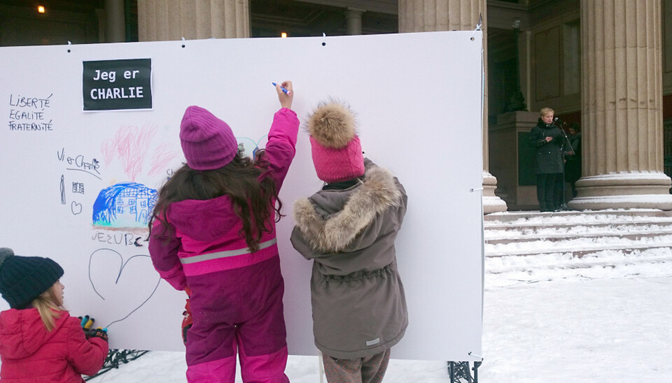 Barn tegner på vegger som var satt ut mens kulturminister Thorhild Widvey holdt sin appell på Universitetsplassen søndag. Foto: Glenn Slydal Johansen