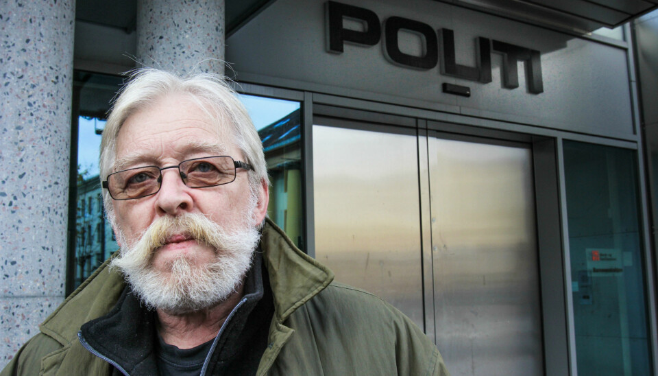 Rolf Øvrum utenfor Sentrum politistasjon i Oslo. Foto: Kathrine Geard.