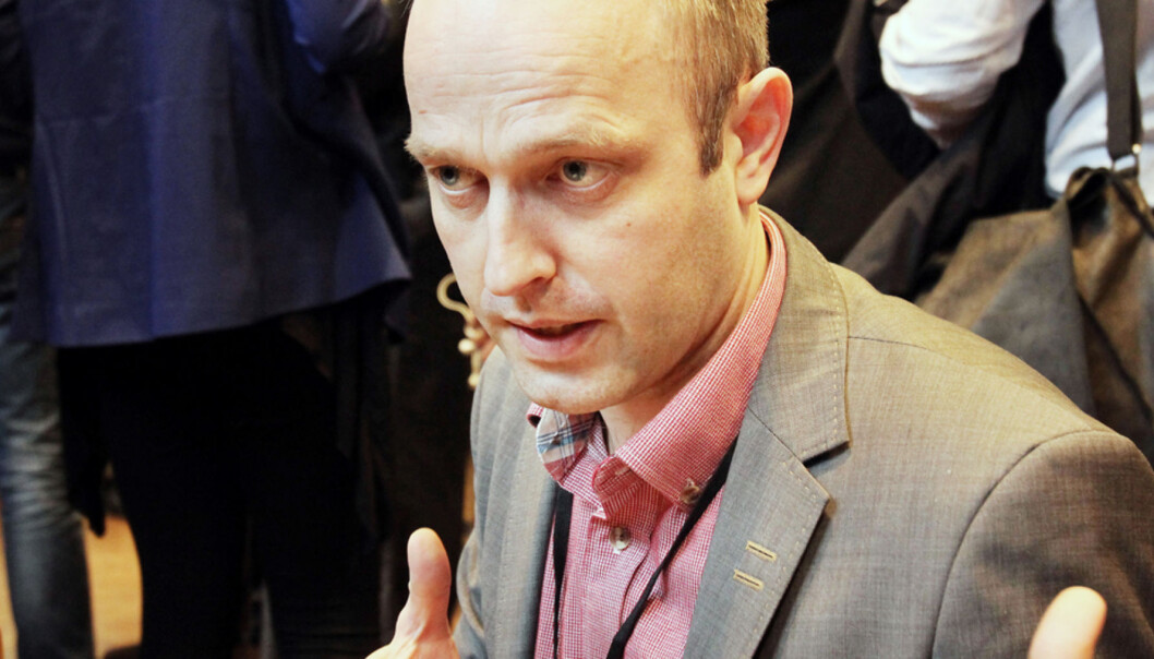 Nationens nye sjef Mads Storvik reiser betalingsmur på nett og teller på knappene når han ser på papirets fremtid. Foto: Birgit Dannenberg Nationens nye sjef Mads Storvik reiser betalingsmur på nett og teller på knappene når han ser på papirets fremtid. Foto: Birgit Dannenberg