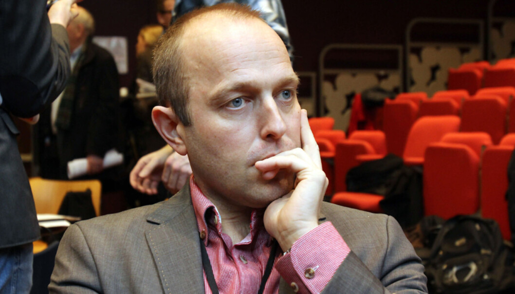 Nationens nye sjef Mads Storvik reiser betalingsmur på nett og teller på knappene når han ser på papirets fremtid. Foto: Birgit Dannenberg Nationens nye sjef Mads Storvik reiser betalingsmur på nett og teller på knappene når han ser på papirets fremtid. Foto: Birgit Dannenberg