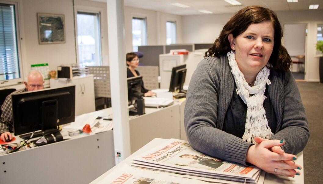 GOD PLASS: Klubbleder i Akershus Amtstidende, Ingvill Hafver med deskmedarbeidere Dag Haslie og Kjersti Sandnæs i bakgrunnen. Foto: Kathrine Geard GOD PLASS: Klubbleder i Akershus Amtstidende, Ingvill Hafver med deskmedarbeidere Dag Haslie og Kjersti Sandnæs i bakgrunnen. Foto: Kathrine Geard