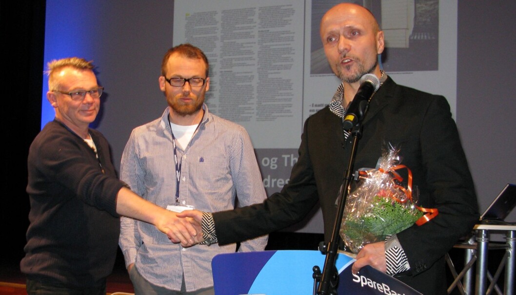 DELTE ÆREN: Adressa-journalist Åge Winge, vinner av årets hovedpris, kalte opp redaktør Dag Rønning (t.v.) og journalist Trond Ola Tilseth fra gatemagasinet Sorgenfri. Foto: Bjørn Åge Mossin DELTE ÆREN: Adressa-journalist Åge Winge, vinner av årets hovedpris, kalte opp redaktør Dag Rønning (t.v.) og journalist Trond Ola Tilseth fra gatemagasinet Sorgenfri. Foto: Bjørn Åge Mossin