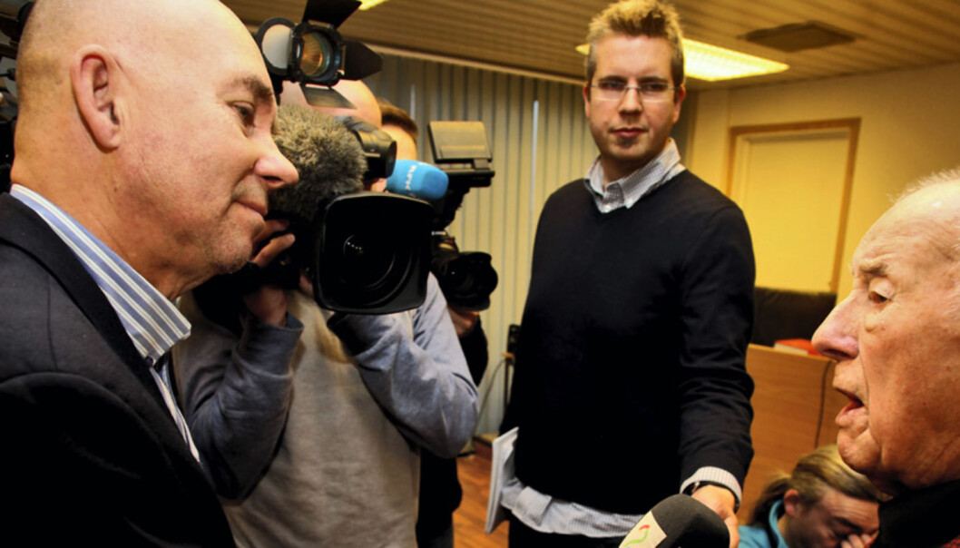 Redaktører og andre kritikere mener 90-årige Arne Pedersen burde fått flere kritiske spørsmål fra pressen. Her fra da saken i Ofoten tingrett startet. Foto: Ragnar Bøifot / Fremover / NTB scanpix Redaktører og andre kritikere mener 90-årige Arne Pedersen burde fått flere kritiske spørsmål fra pressen. Her fra da saken i Ofoten tingrett startet. Foto: Ragnar Bøifot / Fremover / NTB scanpix