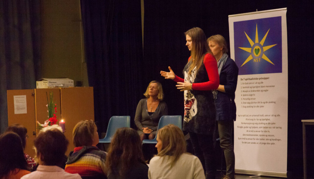 Rundt 70 frammøtte betalte mellom 50 og 100 kroner for å komme inn på juleavslutningen i Norsk Spiritualist Forening. Foto: Kathrine Geard Rundt 70 frammøtte betalte mellom 50 og 100 kroner for å komme inn på juleavslutningen i Norsk Spiritualist Forening. Foto: Kathrine Geard