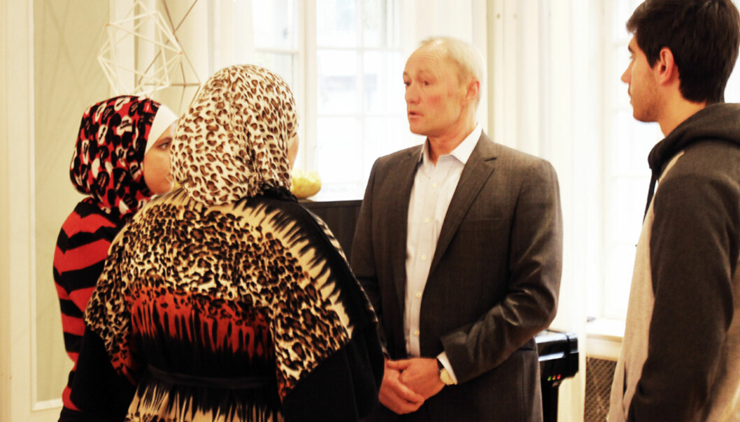NJ leder Thomas Spence i samtale med familien til den savnede journalisten Moheeb Alnawaty Foto: Aslaug Olette Klausen