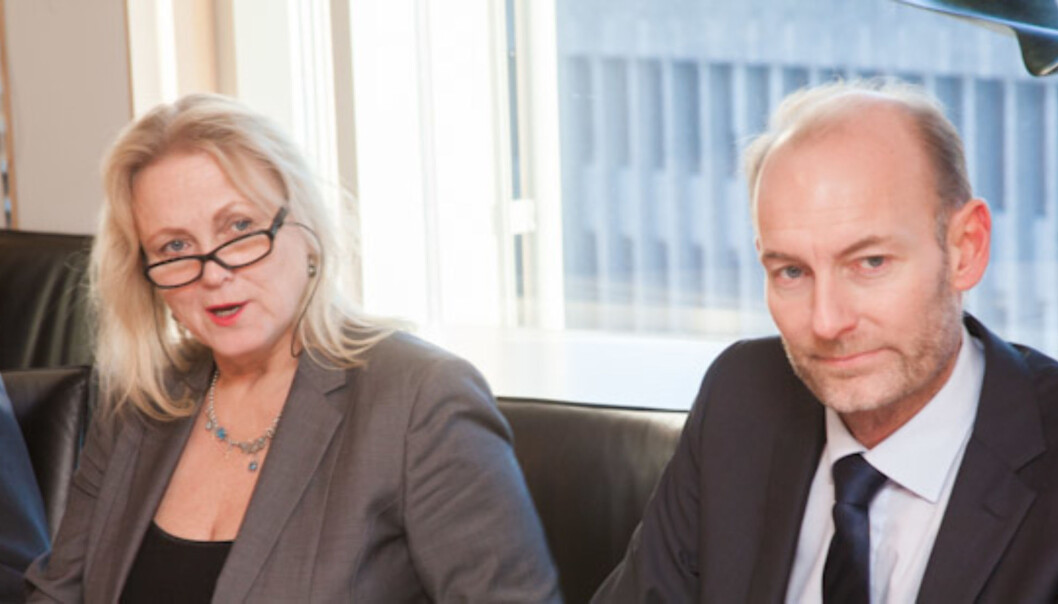 Kulturminister Thorhild Widvey bad presseorganisasjonene være realistiske om moms. Her med statssekretær Knut Olav Åmås. Foto: Kathrine Geard Kulturminister Thorhild Widvey bad presseorganisasjonene være realistiske om moms. Her med statssekretær Knut Olav Åmås. Foto: Kathrine Geard