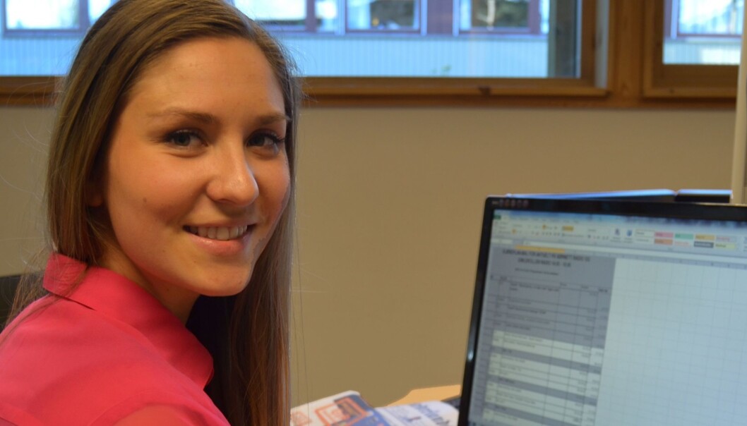 KONKURRERER: Journaliststudent Mariann Habbestad blir motivert av konkurransen og håper hun vinner. Her forbereder hun dagens radiosending KONKURRERER: Journaliststudent Mariann Habbestad blir motivert av konkurransen og håper hun vinner. Her forbereder hun dagens radiosending