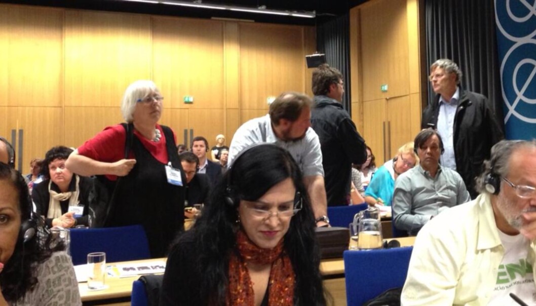 PROTEST: Den ene av to tyske delegasjoner forlater konferansen i Den internasjonale journalistføderasjonen i protest mot stemmerot. Foto: Hege Iren Frantzen PROTEST: Den ene av to tyske delegasjoner forlater konferansen i Den internasjonale journalistføderasjonen i protest mot stemmerot. Foto: Hege Iren Frantzen