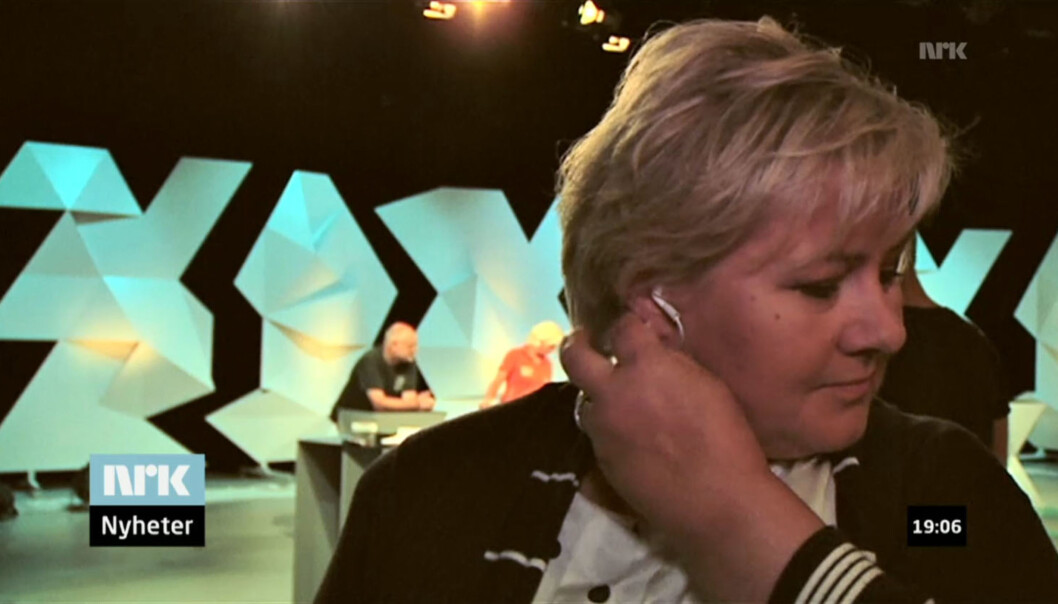 AVSLUTTET: Høyre-leder Erna Solberg trakk ut ørepluggene da hun mente intervjuet med NRK-reporter Peter Svaar var ferdig. Foto: NRK/nrk.no AVSLUTTET: Høyre-leder Erna Solberg trakk ut ørepluggene da hun mente intervjuet med NRK-reporter Peter Svaar var ferdig. Foto: NRK/nrk.no