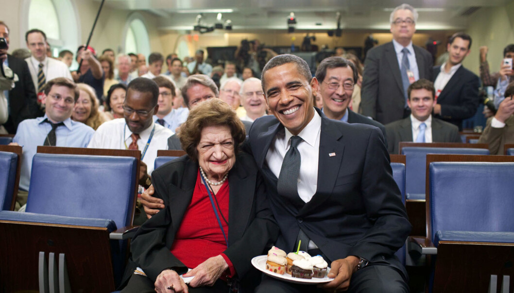 I 2009 overrasket president Barack Obama Helen Thomas med kake på hennes 89-årsdag. Foto: Pete Souza/Det hvite hus I 2009 overrasket president Barack Obama Helen Thomas med kake på hennes 89-årsdag. Foto: Pete Souza/Det hvite hus