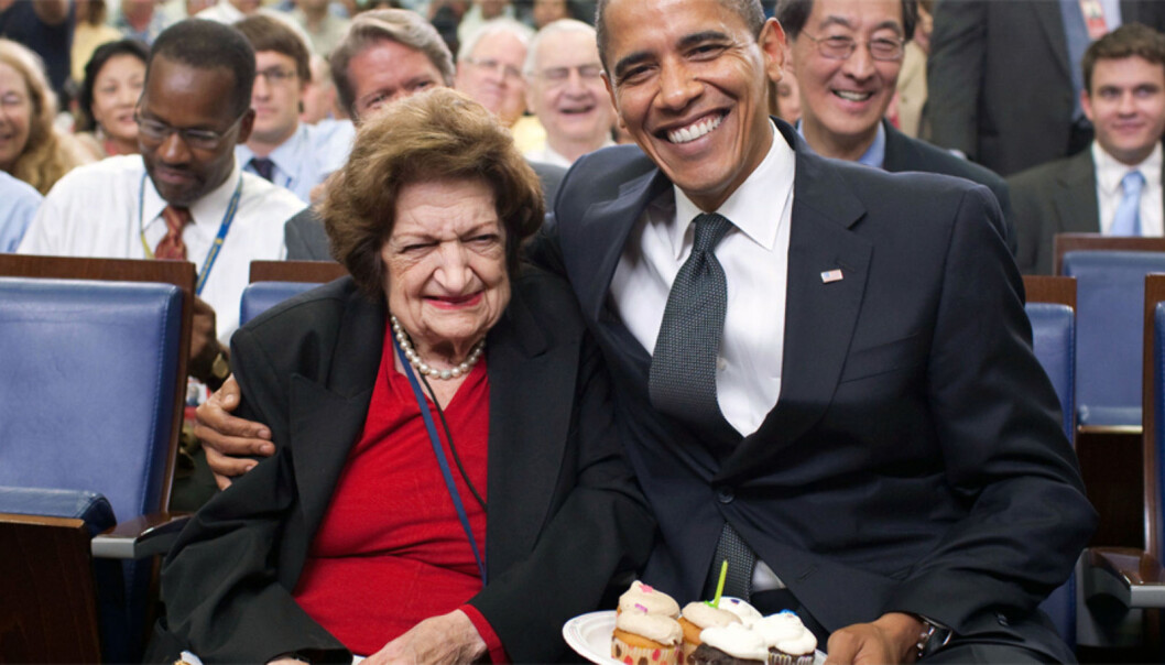 Helen Thomas på sin bursdag i 2009, som også er samme dato president Obama har fødselsdag. Foto: Pete Souza/White House via Wikimedia Commons Helen Thomas på sin bursdag i 2009, som også er samme dato president Obama har fødselsdag. Foto: Pete Souza/White House via Wikimedia Commons