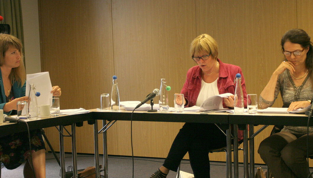 STRENGERE: Allmennhetens representant, Eva Sannum (t.v.), var med på å snu sekretariatets innstilling fra frikjennelse til felling på reportasjen fra en badeferie på kjendisferieøya St. Barts. PFU-leder Hilde Haugsgjerd i midten og allmennhetens representant Camilla Serck-Hanssen til venstre. Foto: Glenn Slydal Johansen STRENGERE: Allmennhetens representant, Eva Sannum (t.v.), var med på å snu sekretariatets innstilling fra frikjennelse til felling på reportasjen fra en badeferie på kjendisferieøya St. Barts. PFU-leder Hilde Haugsgjerd i midten og allmennhetens representant Camilla Serck-Hanssen til venstre. Foto: Glenn Slydal Johansen