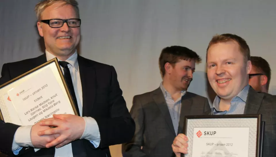 DN-journalistene Lars Backe Madsen (t.v.) og Stig Tore Laugen tok i mot prisen som også Knut Gjernes og Mikaela Berg er tildelt Skup-prisen for. Foto: Glenn Slydal Johansen