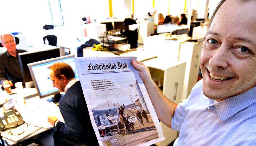 Nyhetsredaktøren med spesialutgaven av avisen. Foto: Fredriksstad Blad Nyhetsredaktøren med spesialutgaven av avisen. Foto: Fredriksstad Blad