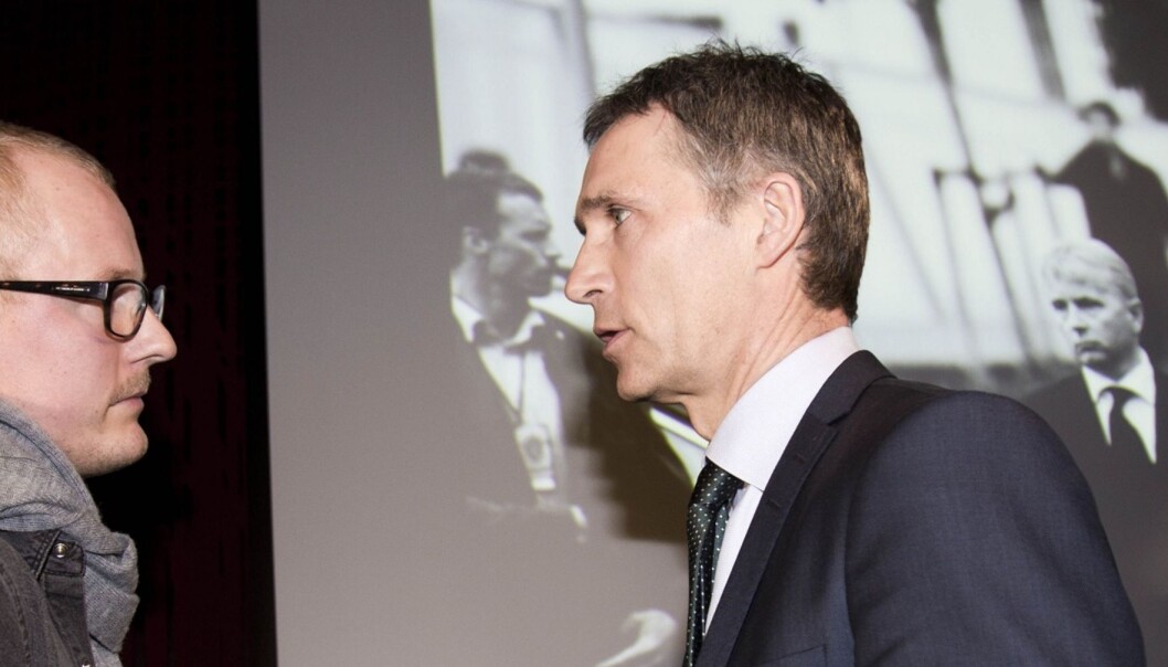 VANT I FJOR: Fotograf Tommy Ellingsen (frilanser) og statsminister Jens Stoltenberg foran Årets Bilde 2011. Foto: Kathrine Geard VANT I FJOR: Fotograf Tommy Ellingsen (frilanser) og statsminister Jens Stoltenberg foran Årets Bilde 2011. Foto: Kathrine Geard