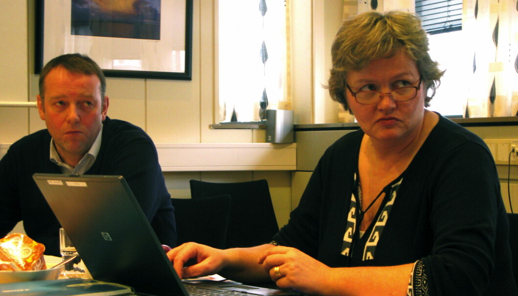 ANs sjefredaktør Jan Eirik Hanssen og Inger Anne Lillebø lytter til diskusjonen om illustrasjoner.20100319Brukt på nett