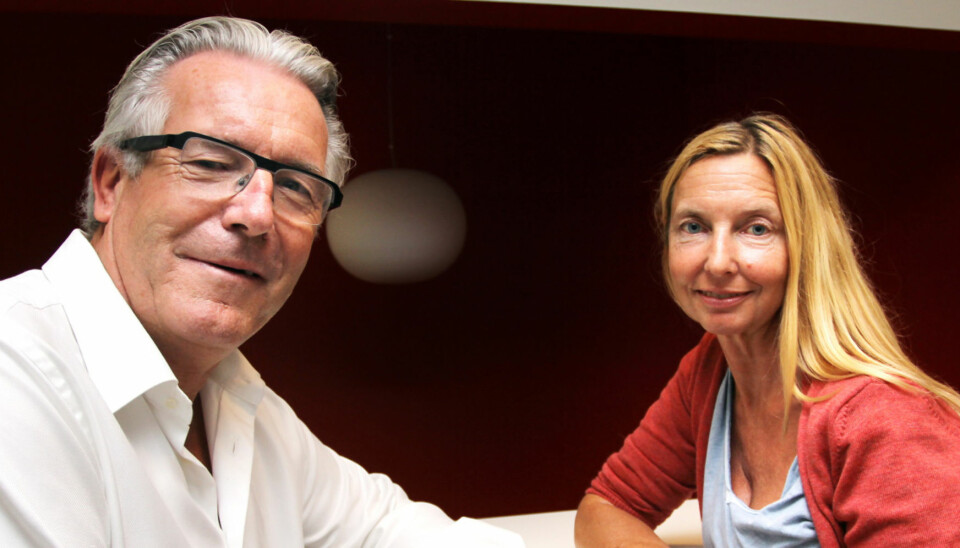 Elin Sørsdahl og Davy Wathne deler ut skussmål til TV 2s øverste ledere gjennom 20 år. Foto: Birgit Dannenberg