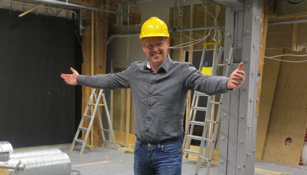 Nyhetsredaktør Jan Ove Årsæther på byggeplassen som om seks uker lanseres som nytt nyhetsstudio. Foto: Alexander Valestrand/TV 2 Nyhetsredaktør Jan Ove Årsæther på byggeplassen som om seks uker lanseres som nytt nyhetsstudio. Foto: Alexander Valestrand/TV 2