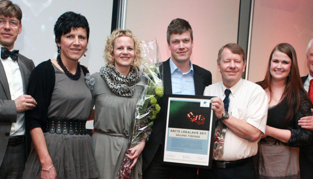 Årets jury og fire stolte medarbeidere i årets lokalavis. Fra venstre Espen Reiss Mathisen (Universitetet i Stavanger), journalist Keth Odland , journalist Merete Horpestad, trykkerisjef Erling Svensen, markedskonsulent Maarten Robben, Janne Nerheim (Bergens Tidende) og Frode Rekve (Institutt for Journalistikk). FOTO: VIDAR ALFARNES Årets jury og fire stolte medarbeidere i årets lokalavis. Fra venstre Espen Reiss Mathisen (Universitetet i Stavanger), journalist Keth Odland , journalist Merete Horpestad, trykkerisjef Erling Svensen, markedskonsulent Maarten Robben, Janne Nerheim (Bergens Tidende) og Frode Rekve (Institutt for Journalistikk). FOTO: VIDAR ALFARNES