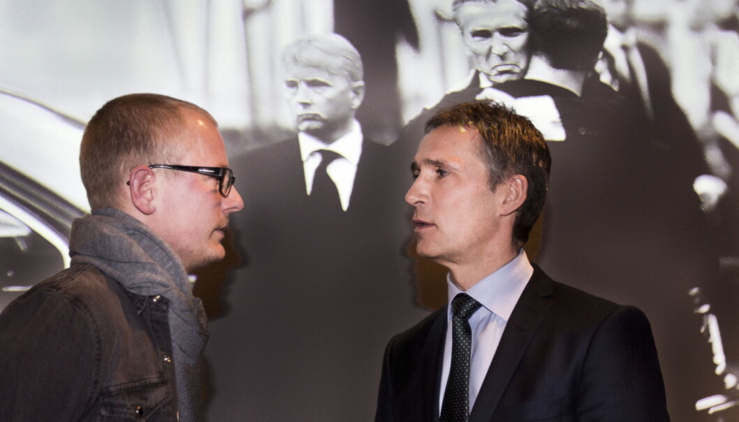 Fotograf Tommy Ellingsen og statsminister Jens Stoltenberg foran Årets bilde 2011. Foto: Kathrine Geard Fotograf Tommy Ellingsen og statsminister Jens Stoltenberg foran Årets bilde 2011. Foto: Kathrine Geard