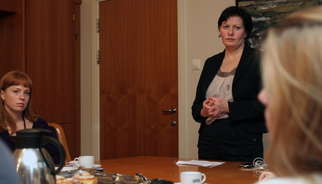 Den russiske TV-journalisten Yulia Novikova (t.v.) og Aps nestleder Helga Pedersen på Stortinget. Foto: Glenn Slydal Johansen Den russiske TV-journalisten Yulia Novikova (t.v.) og Aps nestleder Helga Pedersen på Stortinget. Foto: Glenn Slydal Johansen