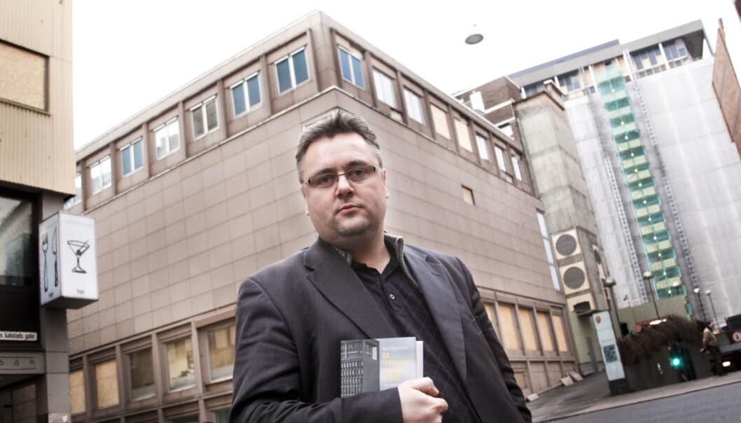 Frilansjournalist Kjetil Stormark oppsøkte kilder fra bla a utestedet Kjøkken og Bar til venstre og regjeringsbygget da han skrev boka «Da terroren rammet Norge». Foto: Kathrine Geard Frilansjournalist Kjetil Stormark oppsøkte kilder fra bla a utestedet Kjøkken og Bar til venstre og regjeringsbygget da han skrev boka «Da terroren rammet Norge». Foto: Kathrine Geard
