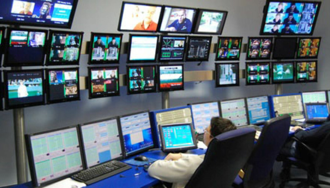 Ansatte ved TV-kanalen i HBO i Ungarn overvåker TV-sendingene. Foto: HBO Central Europe/Wikimedia Commons