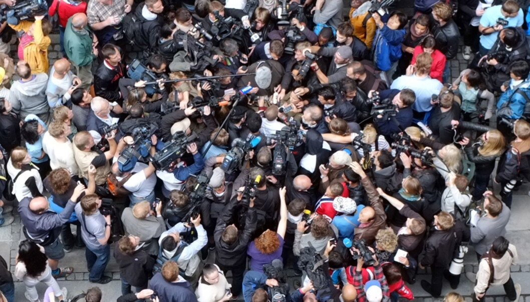 Journalistene intervjuer en stakkar som har luftet sin frustrasjon mens de venter på at Anders Bering Breivik skal ankomme det første fengslingsmøtet. Foto: Jo Christian Oterhals Journalistene intervjuer en stakkar som har luftet sin frustrasjon mens de venter på at Anders Bering Breivik skal ankomme det første fengslingsmøtet. Foto: Jo Christian Oterhals