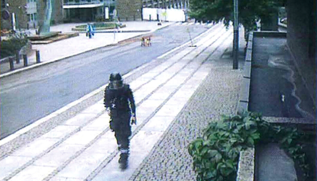 Anders Behring Breivik på vei bort fra bilbomben i regjeringskvartalet. Foto: ABC Nyheter Anders Behring Breivik på vei bort fra bilbomben i regjeringskvartalet. Foto: ABC Nyheter