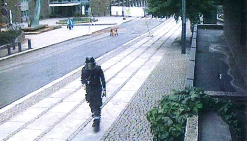 Anders Behring Breivik på vei bort fra bilbomben i regjeringskvartalet. Foto: ABC Nyheter Anders Behring Breivik på vei bort fra bilbomben i regjeringskvartalet. Foto: ABC Nyheter