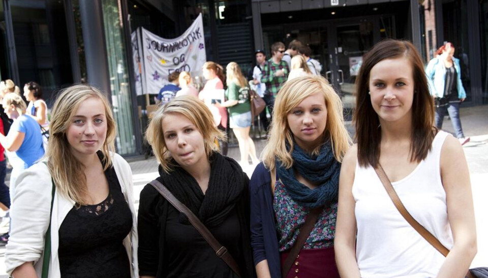 Journaliststudenter ved HIOA. Fra v. Hildegunn Fallang, Irina Tjelle, Lone Lohne og Jannicke Møller Andersen. Foto: Kathrine Geard Journaliststudenter ved HIOA. Fra v. Hildegunn Fallang, Irina Tjelle, Lone Lohne og Jannicke Møller Andersen. Foto: Kathrine Geard