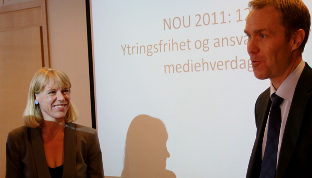 Anniken Huitfeldt mottar utredningen fra Medieansvarsutvalgets leder Helge Olav Bergan. Foto: Glenn Slydal Johansen Anniken Huitfeldt mottar utredningen fra Medieansvarsutvalgets leder Helge Olav Bergan. Foto: Glenn Slydal Johansen