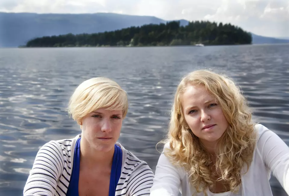 Karoline Aursland og Margrethe Håland Solheim i Ringerikes Blad, fotografert ved Utøya til et intervju i Journalisten august 2011.
