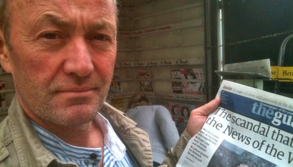 Thomas Spence med fredagens The Guardian. Avisen har bidratt sterkt til at NoWs telefonhacking er blitt avslørt.