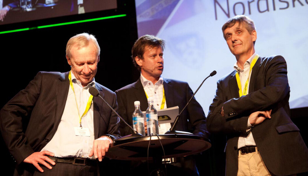 TV 2-sjef Alf Hildrum (t.v.) og NRK-sjef Hans-Tore Bjerkaas sammen med debattleder Trygve Rønningen. Foto: Kathrine Geard TV 2-sjef Alf Hildrum (t.v.) og NRK-sjef Hans-Tore Bjerkaas sammen med debattleder Trygve Rønningen. Foto: Kathrine Geard