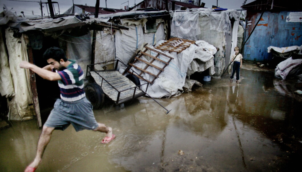 I Roma-leiren Salvatore er boligene laget av plast, presseninger og containere. Når det regner, fylles både hus og gater med vann. Foto: Espen Rasmussen In the Roma camp of Salvatore, homes are made from plastic, tarpaulins and containers. When it rains, both the houses and streets fill with water. I Roma-leiren Salvatore er boligene laget av plast, presseninger og containere. Når det regner, fylles både hus og gater med vann. Foto: Espen Rasmussen In the Roma camp of Salvatore, homes are made from plastic, tarpaulins and containers. When it rains, both the houses and streets fill with water.