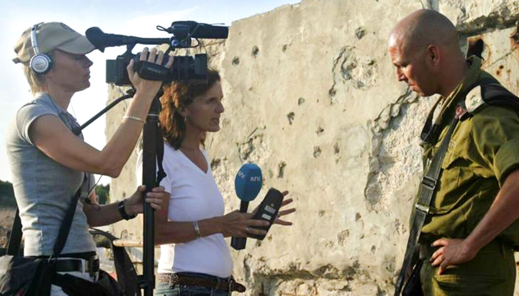 Sidsel Wold og tv-fotograf Carina Appel intervjuer Oberst i IDF, Majala Masarib. Foto: Bjørn Hermann Sidsel Wold og tv-fotograf Carina Appel intervjuer Oberst i IDF, Majala Masarib. Foto: Bjørn Hermann