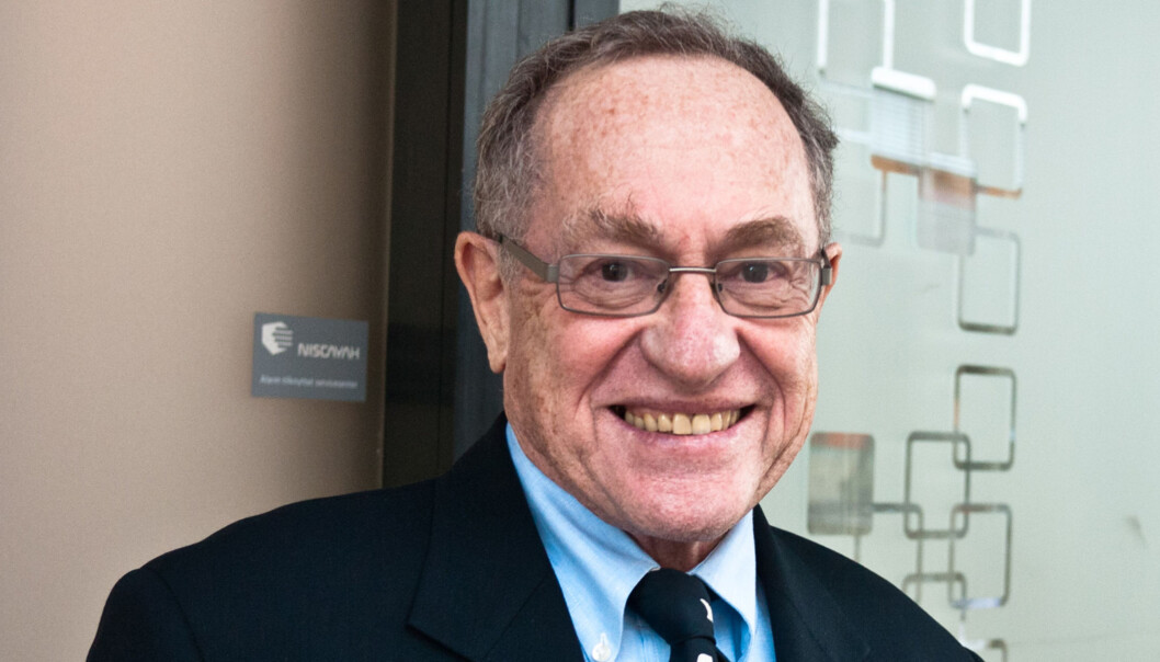 FORSVARER: Harvad-professoren Alan Dershowitz forsvarte Patti Hearst, O. J. Simpson og Klaus von Bulow, men det er kom folkerettsekspert han besøkte Oslo og talte Israels sak. Foto: Helge Øgrim FORSVARER: Harvad-professoren Alan Dershowitz forsvarte Patti Hearst, O. J. Simpson og Klaus von Bulow, men det er kom folkerettsekspert han besøkte Oslo og talte Israels sak. Foto: Helge Øgrim