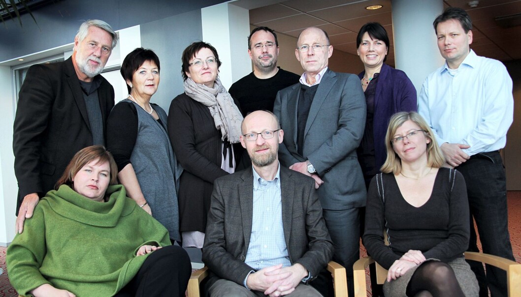 Mediestøtteutvalget har bestått av (fra venstre bak) Finn H. Andreassen (tidligere Frikanalen), Asta Brimi (redaktør i Fjuken), Tove Nedreberg (administrerende direktør Adresseavisen), Johann Roppen (medieforsker), Heidi Nordby Lunde (blogger), Erik Vassnes (Finansdepartementet, (fra venstre foran) Elin Floberghagen (NJ-leder), Yngve Slettholm (utvalgsleder/Kopinor) og Tanja Storsul (medieforsker). Henrik Færevåg (tidligere redaktør iBergen) deltok ikke på møtet. FOTO: KATHRINE GEARD Mediestøtteutvalget har bestått av (fra venstre bak) Finn H. Andreassen (tidligere Frikanalen), Asta Brimi (redaktør i Fjuken), Tove Nedreberg (administrerende direktør Adresseavisen), Johann Roppen (medieforsker), Heidi Nordby Lunde (blogger), Erik Vassnes (Finansdepartementet, (fra venstre foran) Elin Floberghagen (NJ-leder), Yngve Slettholm (utvalgsleder/Kopinor) og Tanja Storsul (medieforsker). Henrik Færevåg (tidligere redaktør iBergen) deltok ikke på møtet. FOTO: KATHRINE GEARD