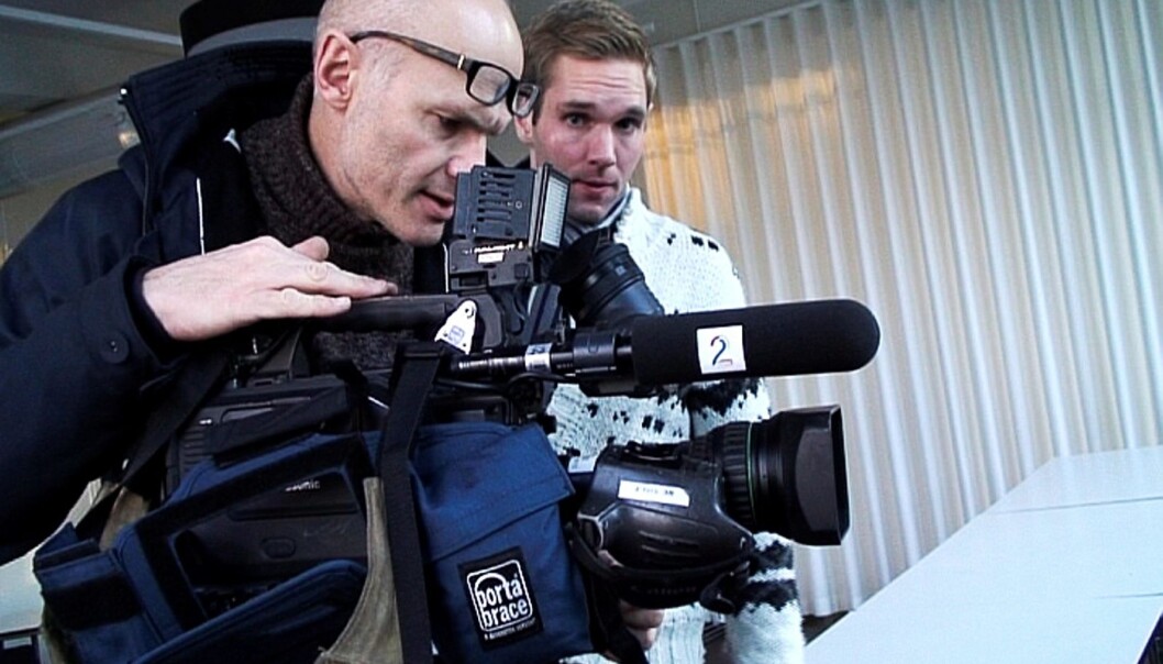 Selvportrett tatt 8. desember 2009, to dager før Obama skal komme til Nobelinstituttet. Asbjørn Olsen og Jens Christian Nørve har rigget seg til i bygningen vis a vis Handelsbygningen med videokamera. Selvportrett tatt 8. desember 2009, to dager før Obama skal komme til Nobelinstituttet. Asbjørn Olsen og Jens Christian Nørve har rigget seg til i bygningen vis a vis Handelsbygningen med videokamera.